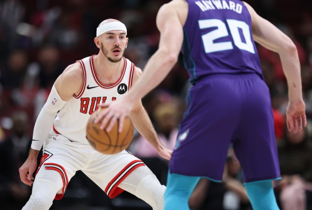 Bulls guard Alex Caruso defends against Hornets forward Gordon Hayward on Dec. 6, 2023, at the United Center.