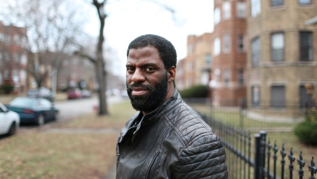 Che Smith, known as Rhymefest, outside his Chicago home in Jan. 2017. (Chris Walker/Chicago Tribune)