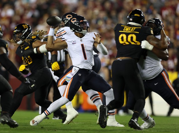 Chicago Bears quarterback Justin Fields (1) throws a touchdown pass to DJ Moore in the first quarter Thursday, Oct. 5, 2023, at FedEx Field. (Brian Cassella/Chicago Tribune)