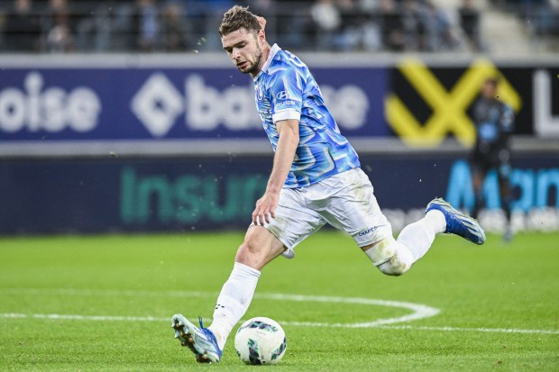 Gent's Belgian forward Hugo Cuypers runs with the ball during the Belgian "Pro League" First Division football match between KAA Gent and OH Leuven at KAA Stadium in Ghent on December 21, 2023. (Photo by Tom Goyvaerts / BELGA / AFP)