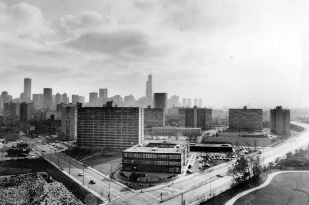 The skyscrapers of Chicago's downtown rise behind Cabrini-Green, which is bounded on the north by Clybourn and Ogden avenues, circa 1986. (Frank Hanes / Chicago Tribune)