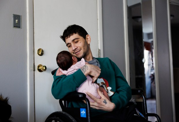 Marilieser Gil-Blanco sostiene a su hija Ashley, de 1 mes, en su casaen el vecindario Chatham de Chicago el 6 de febrero de 2024. (Armando L. Sanchez/Chicago Tribune)