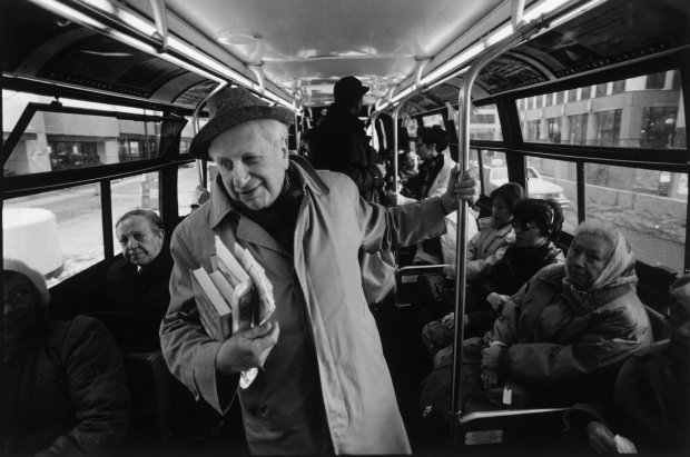 Studs Terkel takes the 147 bus home in 1992 after a stint at the WFMT studio in Chicago. (Chris Walker/Chicago Tribune)