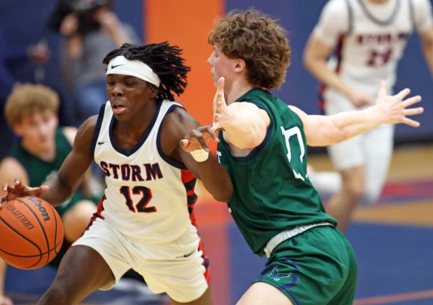 Bartlett's Gio Scivittaro (22) defends a driving South Elgin's Ethan Zagore (12)during an Upstate Eight Conference game on Friday, Feb. 2, 2024. H. Rick Bamman / For the Beacon-News