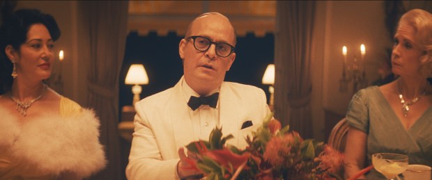 Tom Hollander (center) as Truman Capote in "Feud: Capote vs The Swans."