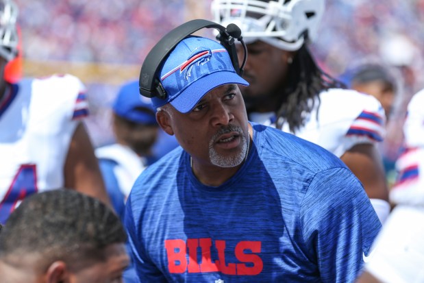 Bills assistant head coach/defensive line Eric Washington talks with his players during a preseason game against the Colts on Aug. 12, 2023.