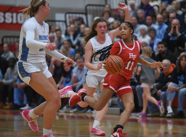 Homewood-Flossmoor's Layla Pierce (11) pulls up on the dribble and waits for her teammates to catch up during the Class 4A Hinsdale Central Supersectional Monday, February 26, 2024 in Hinsdale, IL. (Steve Johnston/for the Daily Southtown)