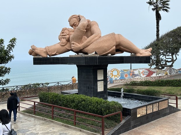 "The Kiss" is the centerpiece of Park of Love, which overlooks the Pacific Ocean in Lima. (Colleen Thomas/TNS) ** OUTS - ELSENT, FPG, TCN - OUTS **