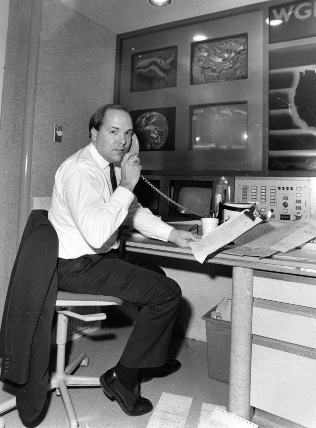 WGN-TV meteorologist Tom Skilling at his Channel 9 office on Dec. 23, 1988. (Ed Wagner/Chicago Tribune)