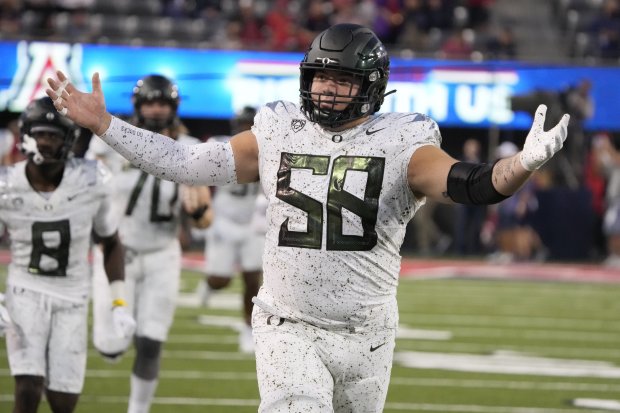 Oregon's Jackson Powers-Johnson during a game against Arizona on Oct. 8, 2022, in Tucson, Ariz. (AP Photo/Rick Scuteri)