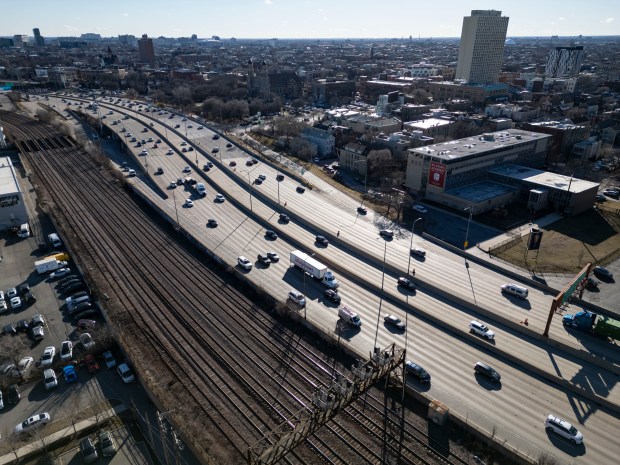 Traffic moves Feb. 15, 2024, along the Kennedy Expressway. (Brian Cassella/Chicago Tribune)