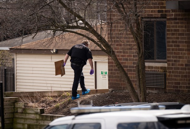 Police investigate the scene of an apparent fatal domestic violence incident on the 5900 block of N Ravenswood, which fatally wounded a 10-year-old child and seriously injured a woman on Wednesday, March 13, 2024, in Chicago. (E. Jason Wambsgans/Chicago Tribune)