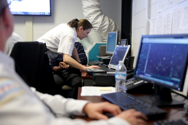 Police monitor ShotSpotter technology at the Chicago Police Department 7th District's Strategic Decision Support Center, May 22, 2017. (Michael Tercha/Chicago Tribune)