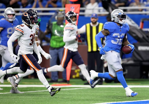 Lions running back D'Andre Swift scores a touchdown in the second quarter against the Bears at Ford Field in Detroit on Jan. 1, 2023. (Chris Sweda/Chicago Tribune)