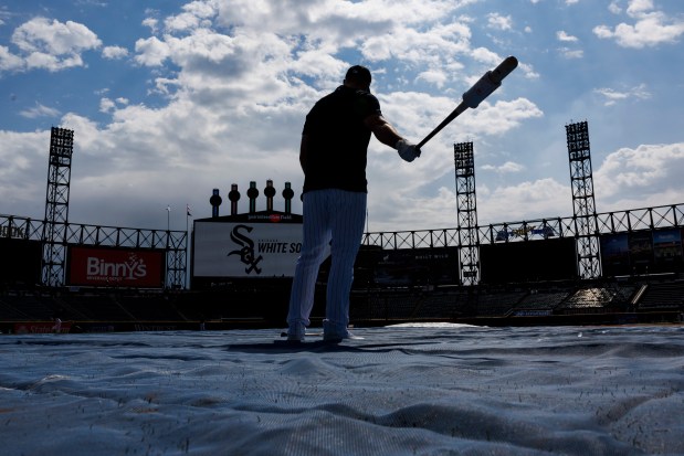 White Sox first baseman Gavin Sheets swings his bat while warming up before playing the San Fransisco Giants during the home opener at Guaranteed Rate Field, April 3, 2023. (Armando L. Sanchez/Chicago Tribune)