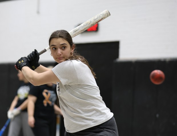 Morgan Reczkiewicz takes batting practice during a team workout at Oak Forest High School in Oak Forest on Monday, March 18, 2024. (Trent Sprague/Chicago Tribune)