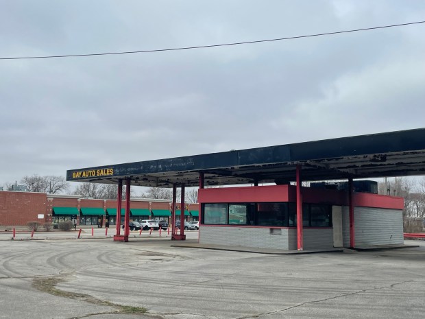 The vacant lot at 473 Burnham Ave., in Calumet City is the subject of a lawsuit after a developer said the city improperly reversed approval of a gas station. (Hank Sanders/Daily Southtown)