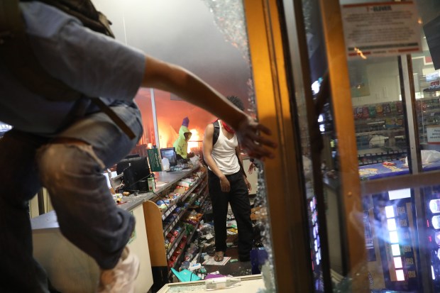 Looters and protesters take the streets of Chicago after a rally and march to remember the May 25 killing of George Floyd by a Minneapolis police officer, in the Loop on May 30, 2020. (Erin Hooley/Chicago Tribune)