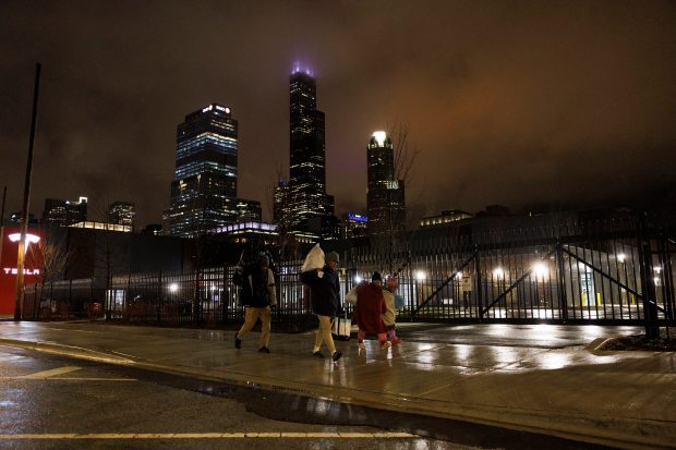 Leonardo Ruiz, 26, and wife Stefania Rengifo, 23, and their daughters Leannysmar Ruiz, 7, and Lismar Ruiz, 6, all from Venezuela, walk to Chicago's migrant landing zone on April 3, 2024, after riding a Metra train from Wilmette and a bus from Texas. (Armando L. Sanchez/Chicago Tribune)