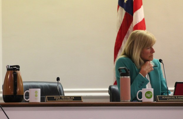 Highland Park council member Annette Lidawer sits next to the empty seat of council member Jeff Hoobler, who has publicly expressed his intent to resign since the city council hasn't amending the law that prohibits liquor licenses holders from serving as elected officials, at the City Council meeting on April 10, 2024 at Highland Park City Hall. (Credit: Chloe Hilles / Chicago Tribune)
