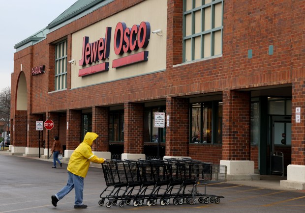 An employee brings shopping carts into a Jewel Osco grocery store in Niles on Nov. 4, 2022. (Antonio Perez/ Chicago Tribune)