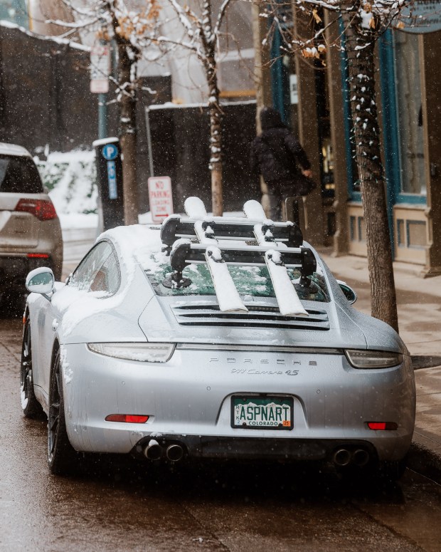 Skis on a parked car in Aspen, Colo., March 8, 2024. This Colorado enclave draws both die-hard snow lovers and those who donÕt even dream of skiing, be they museum-goers, gourmands or influencers. (Matthew DeFeo/The New York Times)