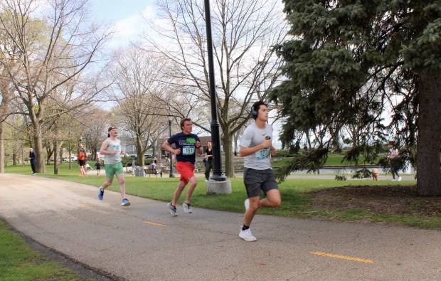 Lakeshore Shuffle/ 5K Run: Walk kicked-off at 9:00 a.m., Saturday at Dawes Park, just south of the Arrington Lagoon with over 150 registered participants traveling a circular course set against the backdrop of the picturesque Evanston lakefront north on Sheridan Road to Campus Drive thento the Northwestern Landfill, then south to Lee Street Beach, before heading north again on Lake Shore Boulevard to complete the loop. Credit: Gina Grillo