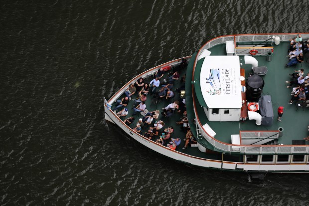 A Chicago's First Lady Cruises boat navigates the Chicago River on Aug. 21, 2019. (Antonio Perez/ Chicago Tribune)