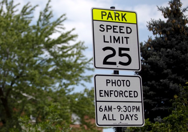 A 25 mph sign near a Chicago park on West Lawrence Avenue. (Erin Hooley/Chicago Tribune)