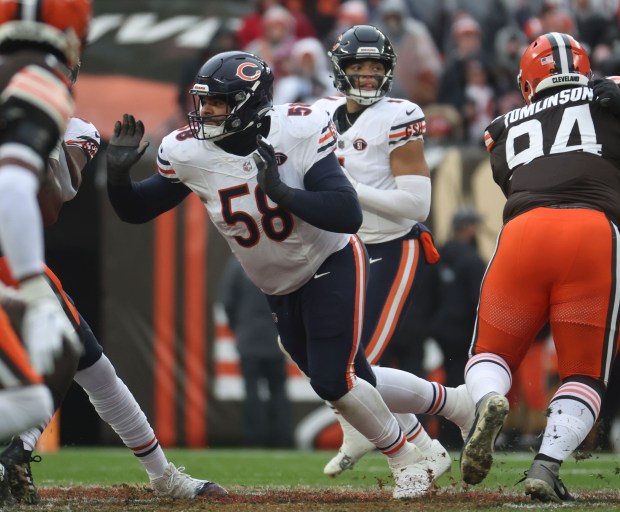 Bears offensive tackle Darnell Wright blocks for quarterback Justin Fields on Dec. 17, 2023, at Cleveland Browns Stadium. (Brian Cassella/Chicago Tribune)