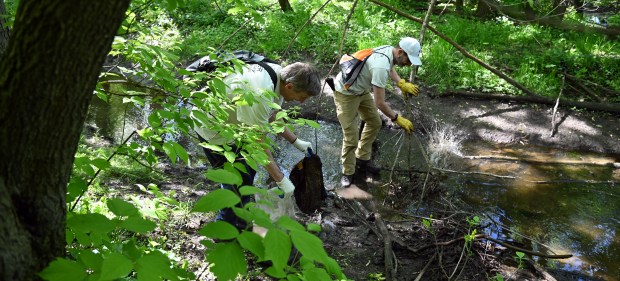 A splash. From left, Neal Davies of Highland Park and Brian Frankl of Highland Park tend to water at the 32nd annual Chicago River Day cleanup location in Highland Park at The Preserve at Highland Park on May 11, 2024. (Karie Angell Luc/Lake County News-Sun)