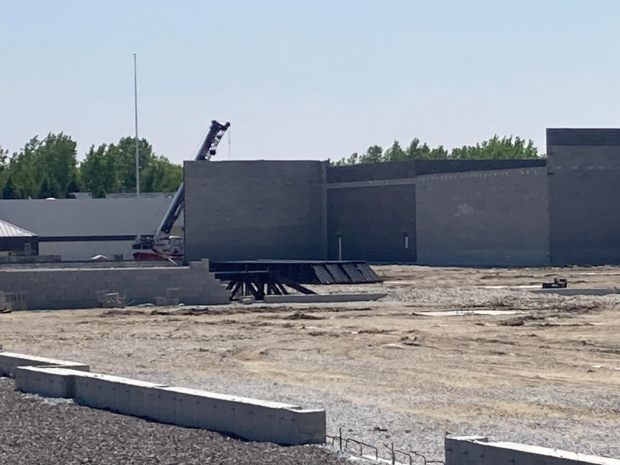 Construction on a Pete's Fresh Market grocery in Tinley Park on May 15, 2024. The company is pushing back the planned opening to spring of next year. (Mike Nolan / Daily Southtown)