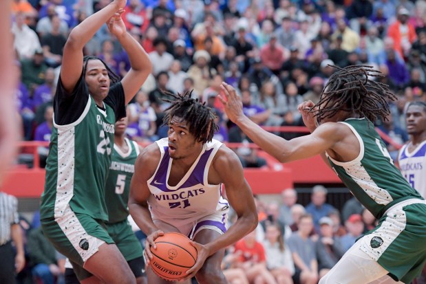 Thornton's Morez Johnson Jr., center, maneuvers for a shot against Peoria Richwoods during the Class 3A Ottawa Supersectional on March 4, 2024. (Mark Black/for the Daily Southtown)