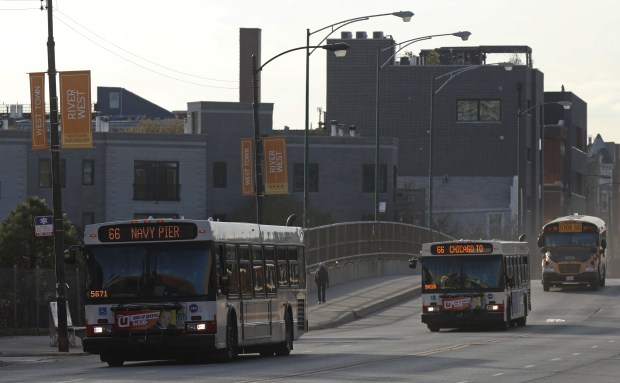 Two eastbound No. 66 Chicago Avenue buses approach the Milwaukee Avenue stop on Oct. 24, 2018, in Chicago. (John J. Kim/Chicago Tribune)