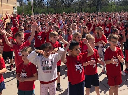 Lake Bluff Elementary School students dance to "Y.M.C.A." as part of a national fitness campaign. (Daniel I. Dorfman/Pioneer Press)