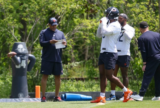 Bears defensive coordinator Eric Washington, left, works with players on May 23, 2024, during OTAs at Halas Hall. (Brian Cassella/Chicago Tribune)