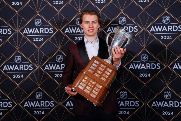 Blackhhawks center Connor Bedard poses with the Calder Memorial Trophy during the NHL awards show on June 27, 2024 in Las Vegas. (Bruce Bennett/Getty)