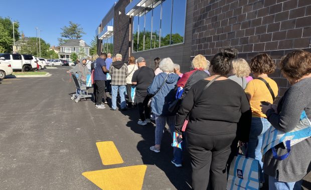 Hundreds of shoppers line up early May 30 to enter the new ALDI at 333 N. La Grange Road. (Hank Beckman)