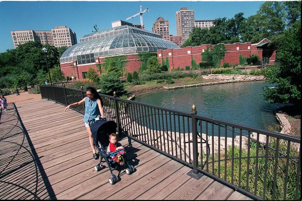 People walk near the Lincoln Park Zoo's Regenstein Small Mammal-Reptile House in 1999. (Charles Osgood/Chicago Tribune)