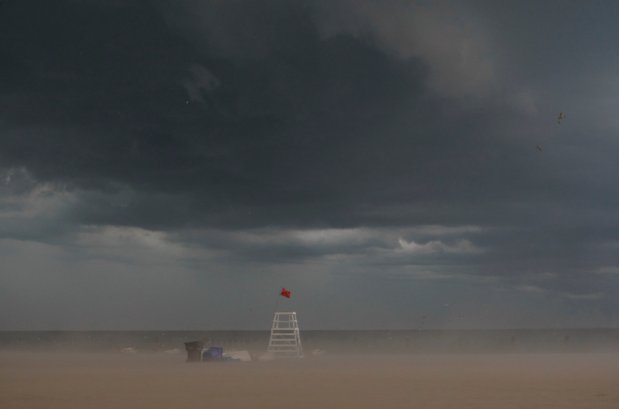 A dark sky looms over North Avenue beach after the Chicago Park District issued a swim ban in response to a National Weather Service seiche warning on July 2, 2008. (Nuccio DiNuzzo/Chicago Tribune)