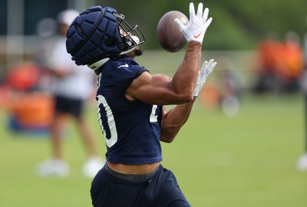 Bears running back Travis Homer (20) catches a pass during training camp at Halas Hall on July 22, 2024, in Lake Forest. (Stacey Wescott/Chicago Tribune)