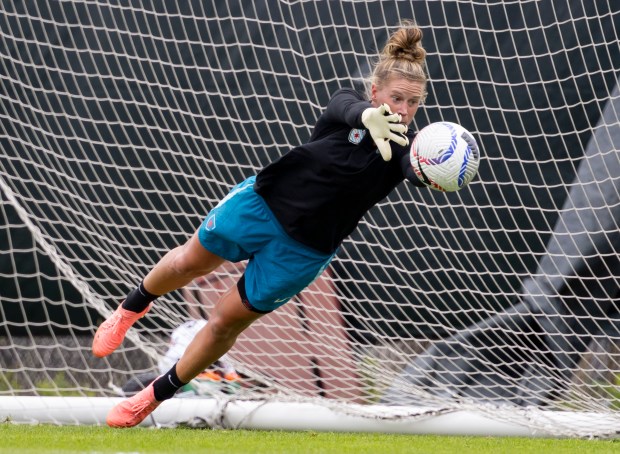 Chicago Red Stars goalie Alyssa Naeher practices July 2, 2024, outside SeatGeek Stadium in Bridgeview before joining the U.S. national team for the Paris Olympics. (Brian Cassella/Chicago Tribune)