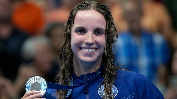 Regan Smith, of the United States, poses with her silver medal for the women's 100-meter backstroke final at the 2024 Summer Olympics, Tuesday, July 30, 2024, in Nanterre, France. (AP Photo/Matthias Schrader)