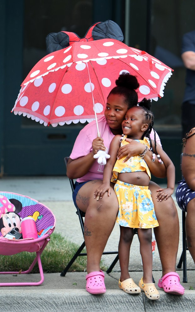 Sierra Sizer with her daughter Kaelynn Camp, 5, watch the annual Independence Day Parade Thursday, July 4, 2024, in Oak Park. (James C. Svehla/for Pioneer Press)