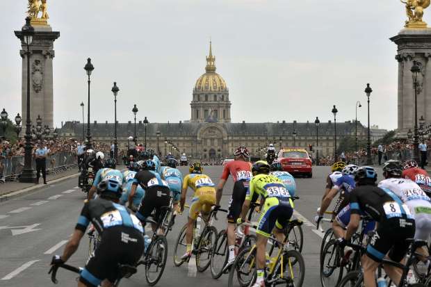 Italy's Vincenzo Nibali (C), wearing the overall leader's yellow jersey, rides in the pack in front of the Hotel des Invalides during the 137.5 km twenty-first and last stage of the 101st edition of the Tour de France cycling race on July 27, 2014. (Jeff Pachoud/Getty-AFP)