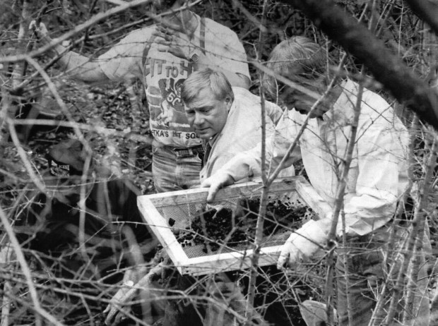 Barrington police Officer Steve Graham, center, and others, sift through dirt and debris looking for evidence along railroad tracks near Shady Lane in Barrington on April 23, 1993. New information lead them to a suspect in the headless torso murder case. (Chuck Berman/Chicago Tribune)