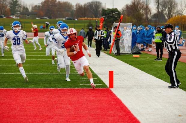 Central Iowa slot receiver Logan Mont, a West Aurora graduate, completes a TD catch against Luther during a 61-13 win in Pella, Iowa, on Saturday, Nov. 5, 2022. (Central Iowa photo)