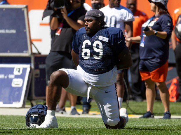 Offensive lineman Ja'Tyre Carter practices on Aug. 9, 2022 during the Bears Family Fest at Soldier Field. (Brian Cassella/Chicago Tribune)