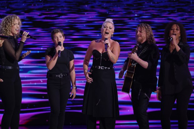 Pink, center, and her daughter, Willow Sage Hart, perform at the Democratic National Convention at the United Center in Chicago on Aug. 22, 2024. (Chris Sweda/Chicago Tribune)