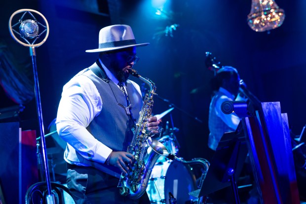 Dudley Owens in "Ain't Misbehavin'" at the Drury Lane Theatre in Oakbrook Terrace. (Justin Barbin)